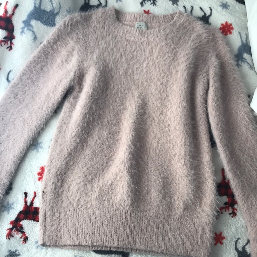 A cute pink sweater!🤍